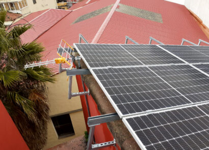 Comment installer des panneaux solaires sur une toiture sans perçage ?