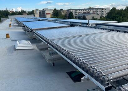 Installation de capteurs solaires sur toits plats inclinés sans pénétrer le revêtement : comment faire ?