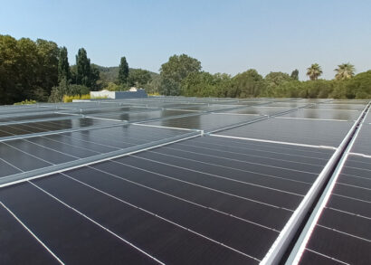 Met dit systeem ziet de installatie van 219 zonnepanelen op een complex dak er eenvoudig uit