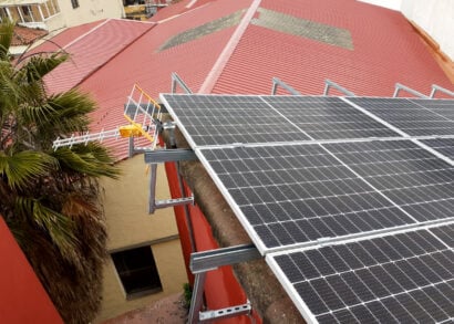Hoe installeer je zonnepanelen op een dak zonder doorboring?