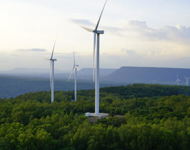 Symbolbild mit Windrädern, welche in einer grünen, hügeligen Landschaft platziert sind. Dieses Bild soll visualisieren, dass von der Firma Walraven nun die ersten ökologischen Produktzertifizierung - EPDs verfügbar sind!