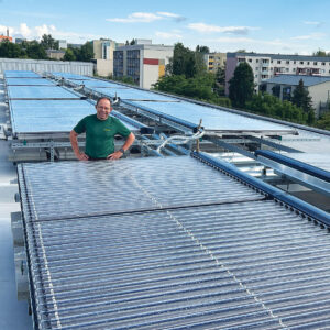 Walraven-Experte Andreas Strobel begutachtet die fertiggestellte Solarthermie-Anlage in Altenburg.