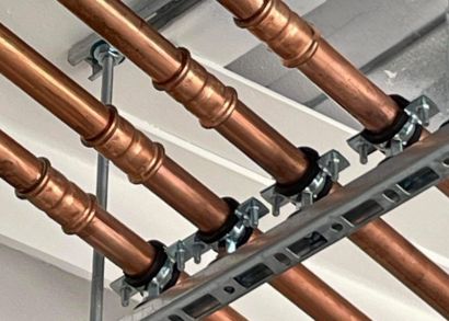 Il binario di fissaggio RapidRail® di Walraven facilita l’installazione di pipe rack appesi al soffitto