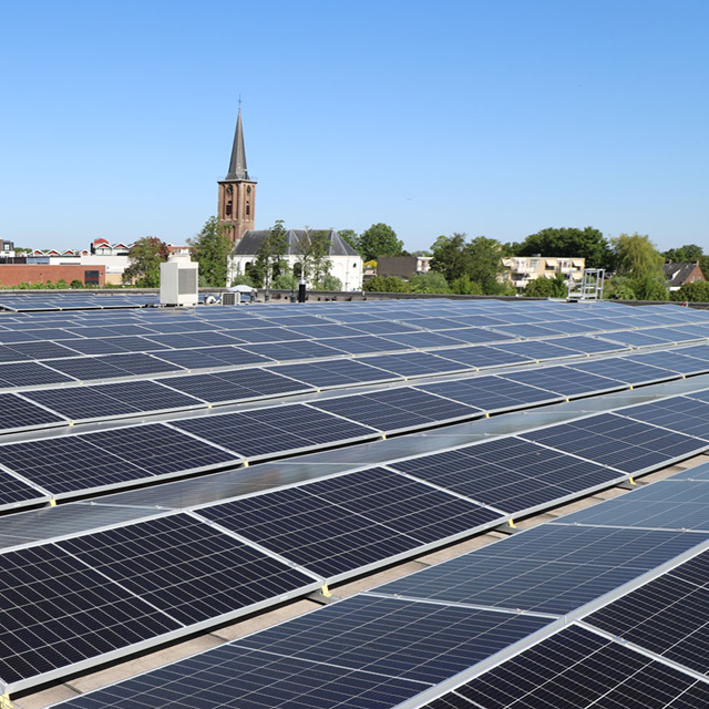 Solarmodule auf einem Flachdach, welche das Walraven Nachhatigkeits-Schwerpunktziel "emissionsfreies Unternehmen" symbolisieren.