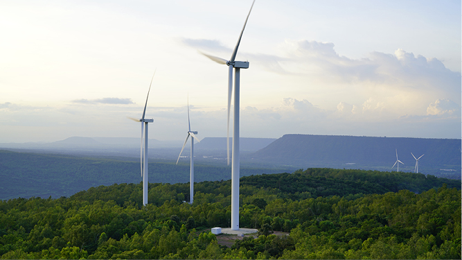 Mehrere Windräder in einer hügeligen Landschaft, Symbolbild für Walravens Engagement für ökologische Produktzertifizierungen (EPDs)